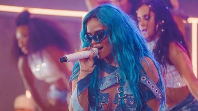 ‘¿Sentada en la silla?’: El regaño de Karol G por el que la comparan con Lucía Méndez