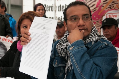 Contaminación de restos hallados en Iguala impiden su identificación: vocero de padres de los 43