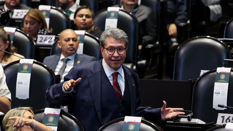 150 diputados de Morena van por la reelección o por una alcaldía; Monreal les pide cuidar su imagen