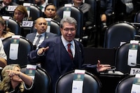 150 diputados de Morena van por la reelección o por una alcaldía; Monreal les pide cuidar su imagen
