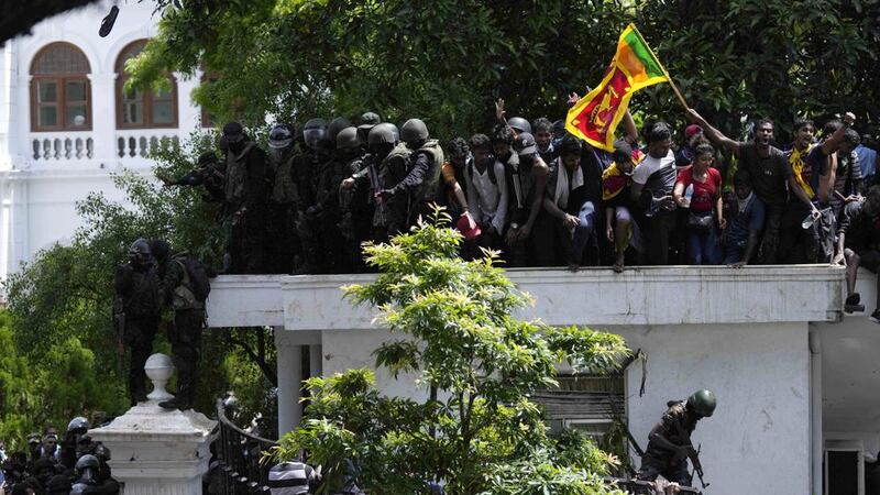 Primer ministro de Sri Lanka se vuelve ‘blanco’ de manifestantes tras huida del presidente