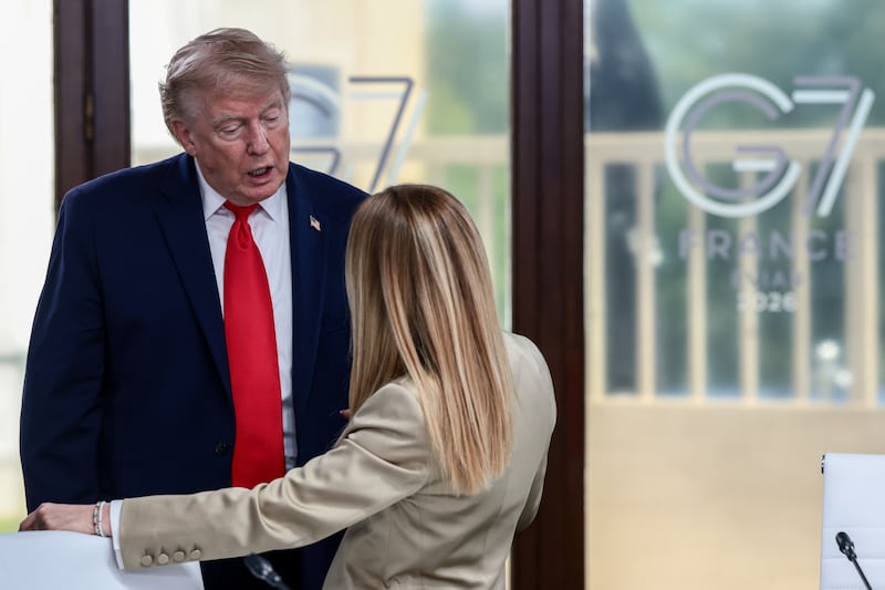 Trump ‘se obsesiona’ con Meloni: Critica nivel de popularidad; ‘no es asunto suyo’, responde la ministra