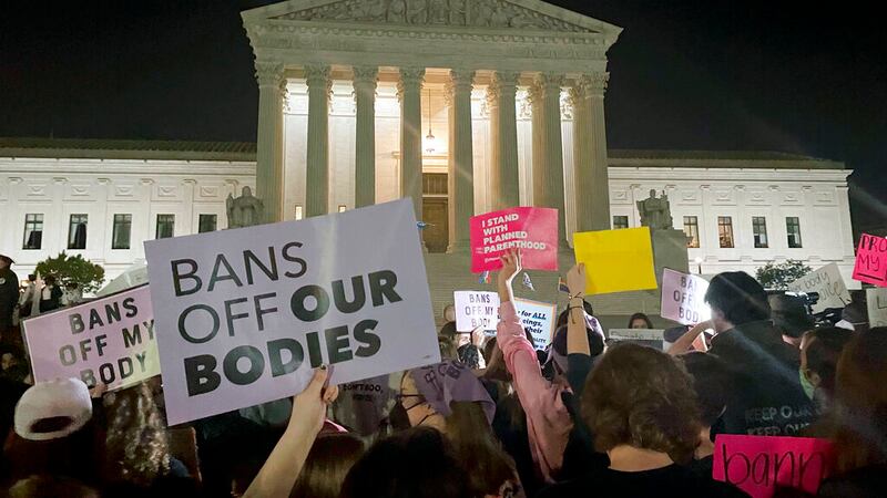 Cientos de personas se manifiestan por la amenaza de anulación del derecho al aborto en EU