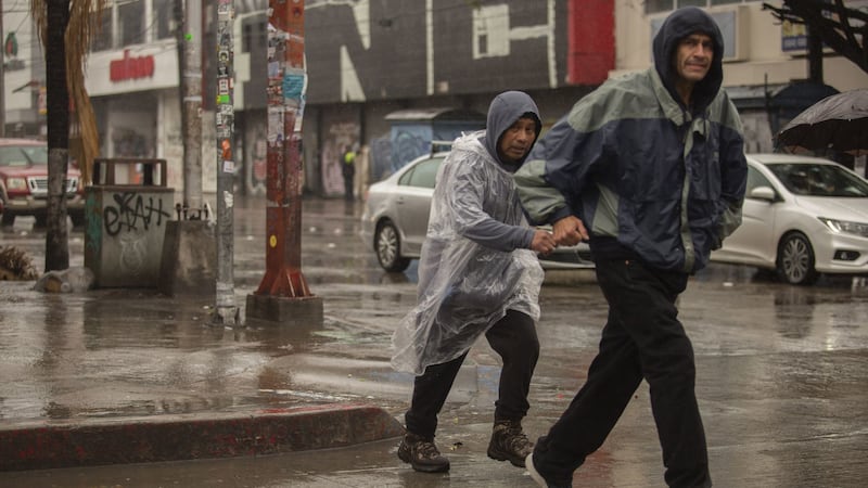 ¡No guardes el impermeable! Ondas tropicales 9 y 10 ocasionarán lluvias en estos estados