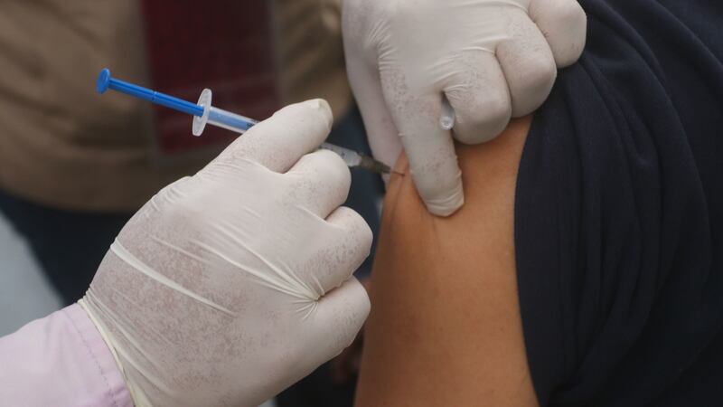 ¿Qué vacuna COVID te aplicaste? Este modelo matemático revela cuánto tiempo estás protegido