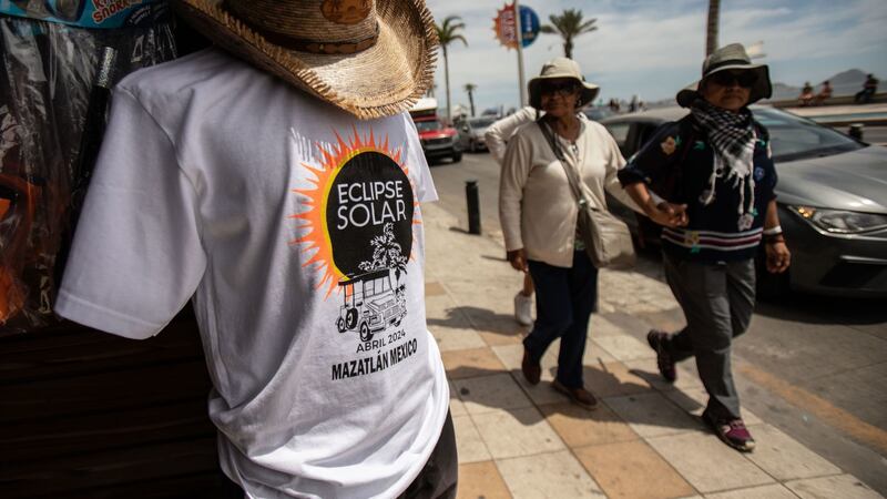 Eclipse total de sol 2024: ¿Qué hacer si te ‘agarra’ manejando?