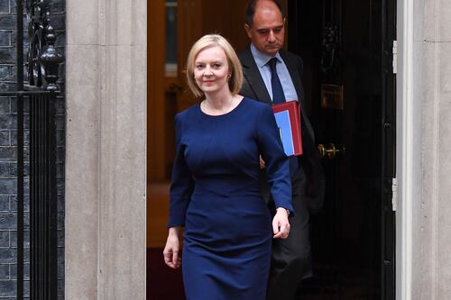 Liz Truss ‘saca la tijera’: recorta impuestos para hogares y personas ricas en Reino Unido