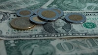 Peso borra sus pérdidas y gana la sesión al dólar: Así cierra el tipo de cambio