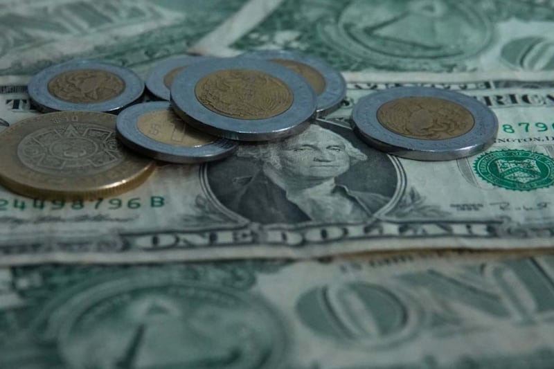 Peso ‘agarra vuelo’ ante el dólar en cierre de primera semana de agosto