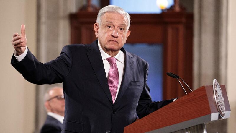 AMLO pide a trabajadores no temer por reforma al Poder Judicial: ‘Que no los estén engañando’