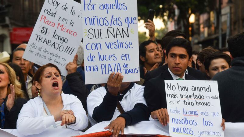 Corridas de toros en CDMX: Defensores se enfrentan con policías afuera del Congreso, ¿qué calles cerraron?