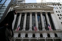 Wall Street cierra ‘bajoneado’ ante menos recortes en tasas por parte de la Fed