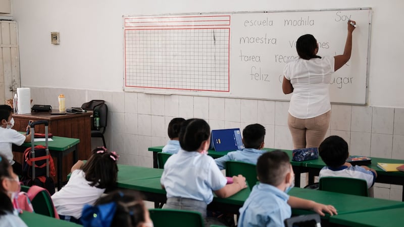 ‘Millones en becas, aprendizajes en deuda’
