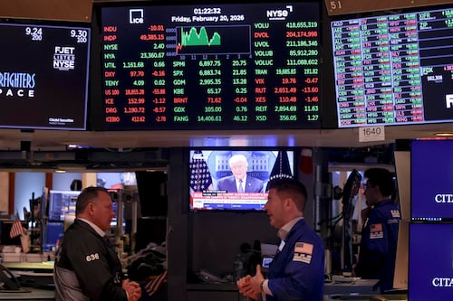 Wall Street cierra febrero en ‘números rojos’; Bolsa Mexicana gana 5.63% en el mes