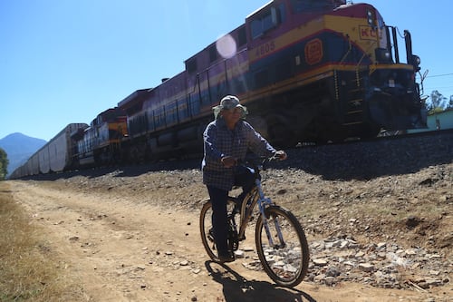 Colima tiene 4 mil contenedores varados por bloqueos en Michoacán