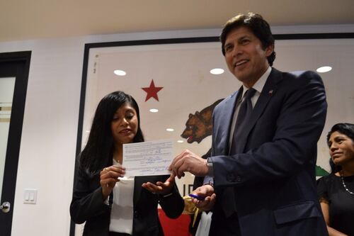 Senado de California nombra a mexicana indocumentada como asesora