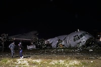 Avión cargado de billetes impacta autos y se estrella en Bolivia; 15 personas fallecieron