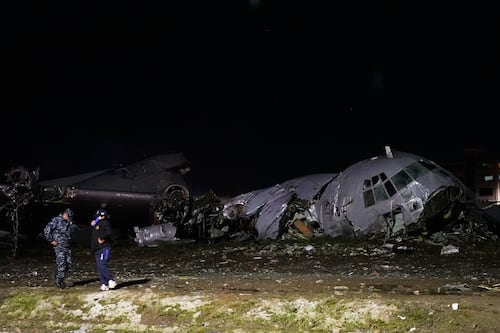 Avión cargado de billetes impacta autos y se estrella en Bolivia; 15 personas fallecieron