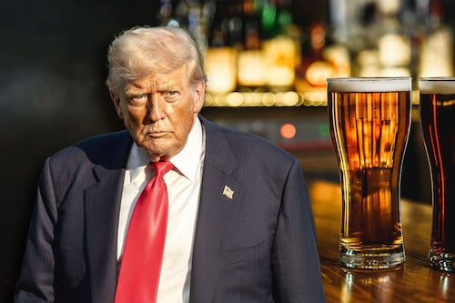 Broma le sale cara: Bar en EU que prometía cerveza gratis el ‘día que muriera Trump’ pierde su licencia