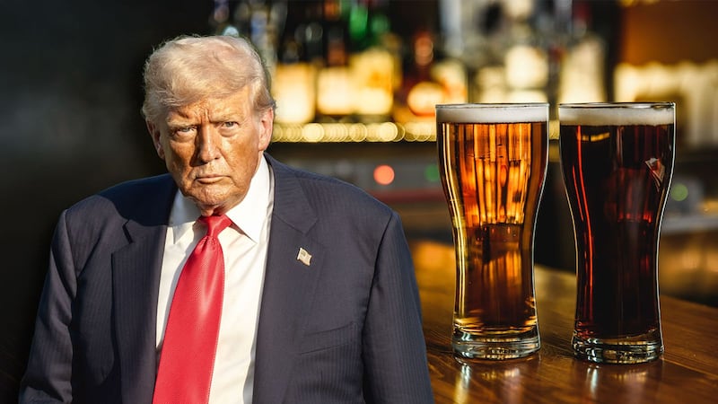 Broma le sale cara: Bar en EU que prometía cerveza gratis el ‘día que muriera Trump’ pierde su licencia