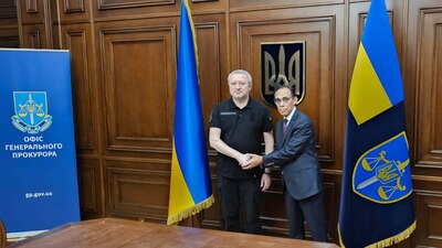 El embajador Contreras González con el fiscal de Ucrania Andriy Kostin durante una reunión. (Foto: Facebook | Embajada De México Ucrania)