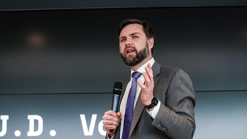 Otra vez interrumpen mitin de JD Vance: Vicepresidente califica a activista como un ‘migrante ilegal’