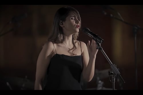 Irán condena a la cantante Parastoo Ahmadi a 74 latigazos por cantar sin velo en concierto virtual