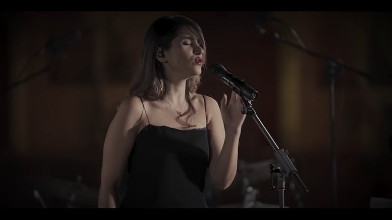 Irán condena a Parastoo Ahmadi a 74 latigazos por cantar sin velo