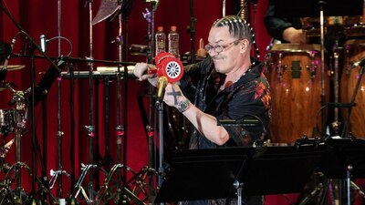 Mike Patton inauguró el Festival Internacional Cervantino 2026 con un concierto de Mondo Cane en la Explanada de la Alhóndiga de Granaditas. (Foto: Cuartoscuro)