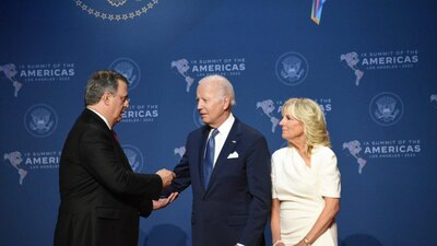 El canciller de México (izquierda) conversando con el presidente de EU, Joe Biden y su esposa, Jill.