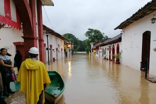 Se desbordan ríos e inundan el pueblo mágico de Tapijulapa
, Tabasco