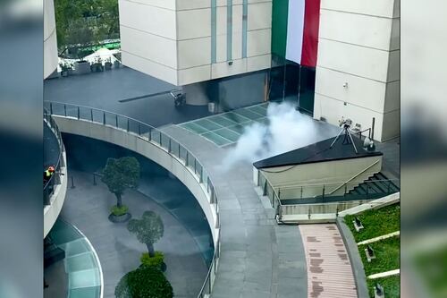 ‘Nos faltan 43′: Normalistas de Ayotzinapa lanzan petardos al Senado de la República