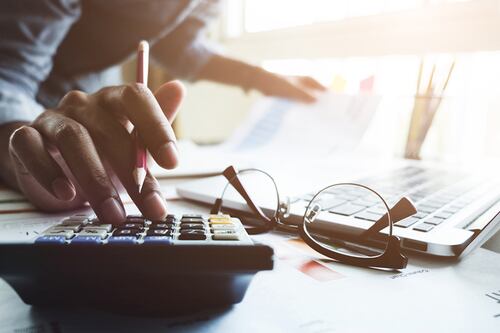 Hacienda recibe 'lluvia' de amparos vs. eliminación de compensación universal