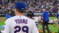 Jared Young, de los Mets, sale en camilla tras golpe en la cabeza: ‘Tiene síntomas de conmoción cerebral’