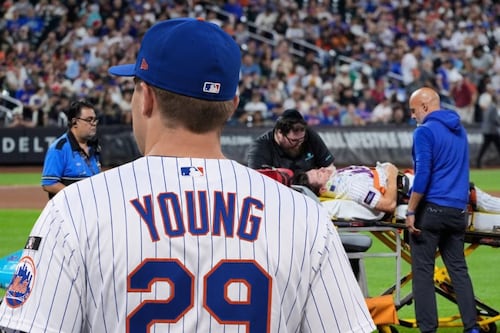 Jared Young, de los Mets, sale en camilla tras golpe en la cabeza: ‘Tiene síntomas de conmoción cerebral’