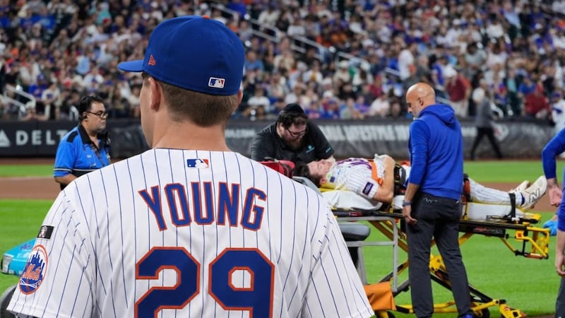 Jared Young, de los Mets, sale en camilla tras golpe en la cabeza: ‘Tiene síntomas de conmoción cerebral’