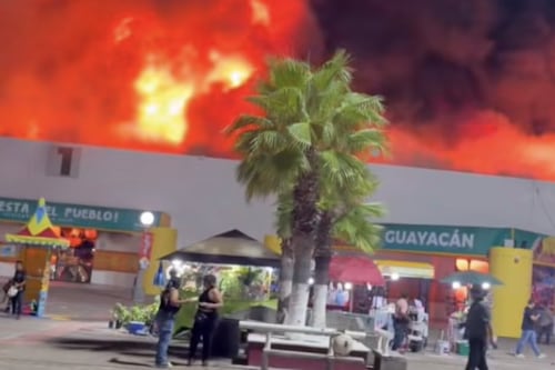 Incendio en Feria de Tabasco 2026 ‘arrasa’ con 200 locales; hay 5 personas muertas