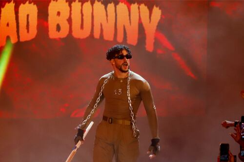 Bad Bunny es criticado por reacción hacia fan que le pidió firmar su tatuaje