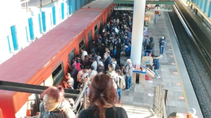 Metro CDMX... ‘Un infierno’: Usuarios denuncian saturación y avance lento en líneas 3, 8, A y B