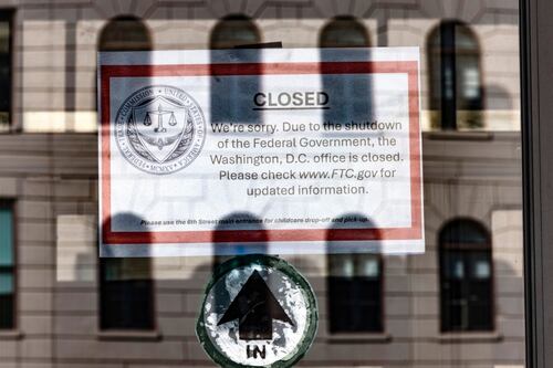 Trump afila las tijeras: Planea recortar miles de empleos federales en pleno cierre del gobierno de EU