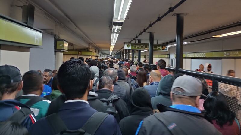 Saturado, lento y con retrasos... Así opera este martes el Metro de la CDMX