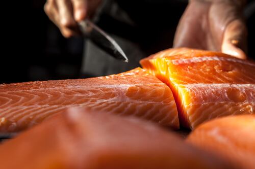 China evita salmón importado tras supuesto vínculo con nuevo brote de COVID-19