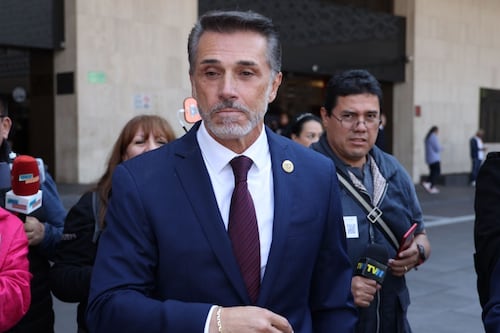 Sergio Mayer vuelve a San Lázaro y pide disculpas; diputados de Morena critican su regreso