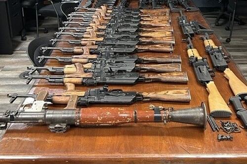 Traía una bazuca, 16 cuernos de chivo y más armas: Detienen a mujer con arsenal en la frontera México-EU
