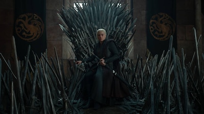 Rhaenyra Targaryen se quedó con el trono de hierro al final del episodio 2. (Foto: HBO/WB Press)