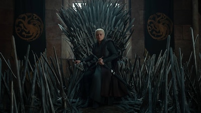 Rhaenyra Targaryen se quedó con el trono de hierro al final del episodio 2. (Foto: HBO/WB Press)