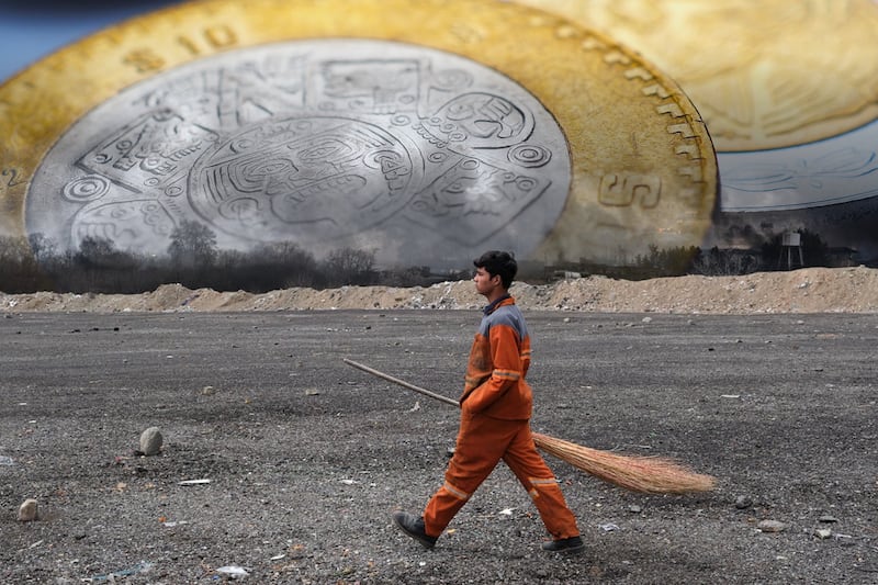 Peso modera pérdidas ante el dólar tras pasar techo de las 18 unidades: Tipo de cambio está en 17.77