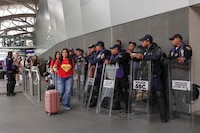 (FOTOS) Es una fortaleza: Blindan el AICM ante manifestaciones de la CNTE, a un día del Mundial