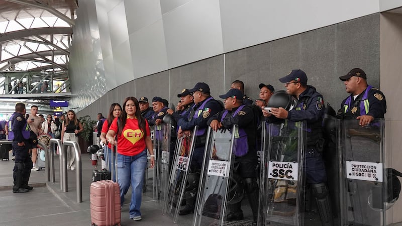 (FOTOS) Es una fortaleza: Blindan el AICM ante manifestaciones de la CNTE, a un día del Mundial