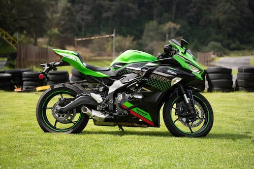 Prueba de manejo Kawasaki Ninja ZX-25R. Precios, equipamiento y características de esta motocicleta